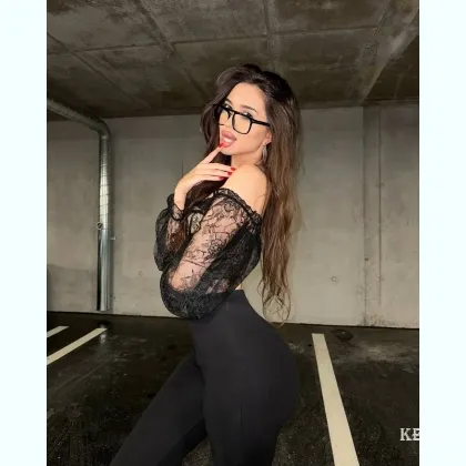 Очаровательнaя бабочка попорхает на твоем бутоне